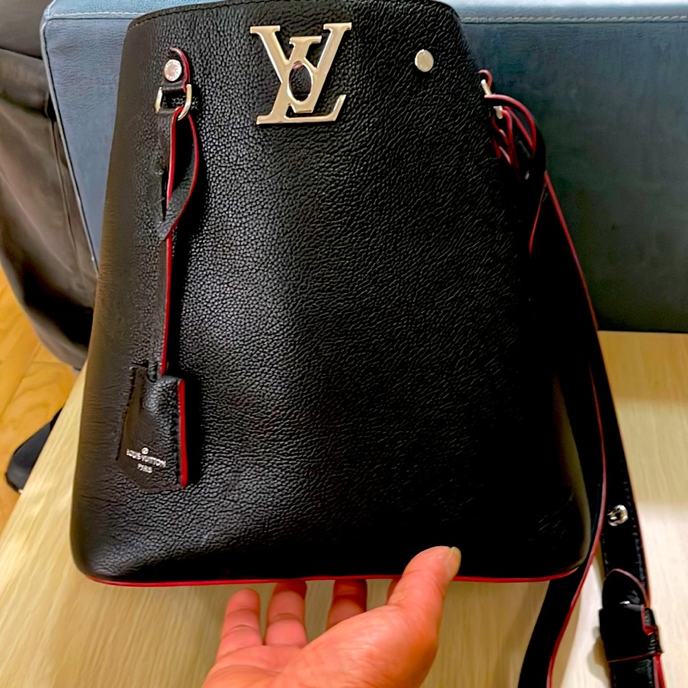 Louie Vuitton LOCKME BUCKET BAG